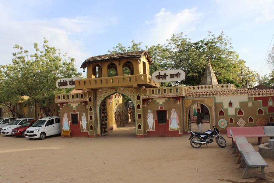 Jaipur: Chokhi Dhani Local Village Experience